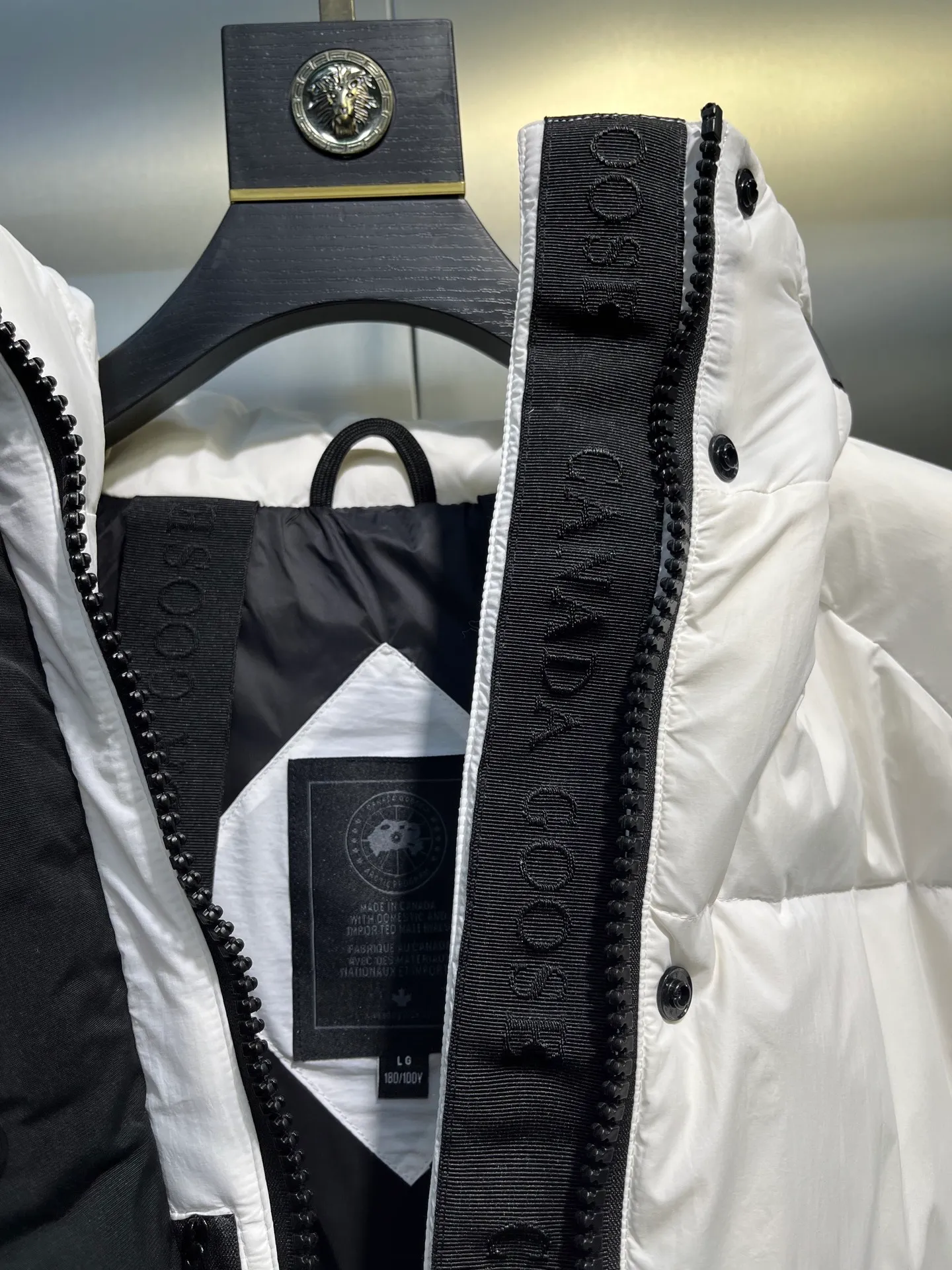P740 Canada Goose🌟Ouyang Nana's same style 3m reflective black label down jacket junction junction parka is light weight and warm. The Junction Parka is made from soft enduraluxe fabric with cordura for added durability in high-wear areas, making it lightweight and durable. 360-degree reflective strips on the collar improve visibility in low-light environments. Features a removable hood for easy wearing during transitional periods when the weather warms up.  size：xs-xxl